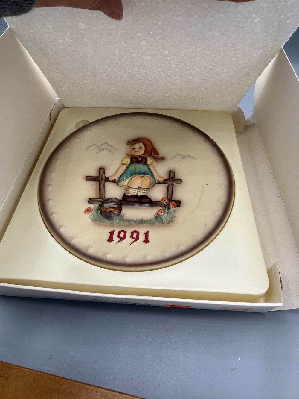Goebel Hummel 1991 Annual Plate HUM 287 21st Edition Girl on Fence W Germany Box